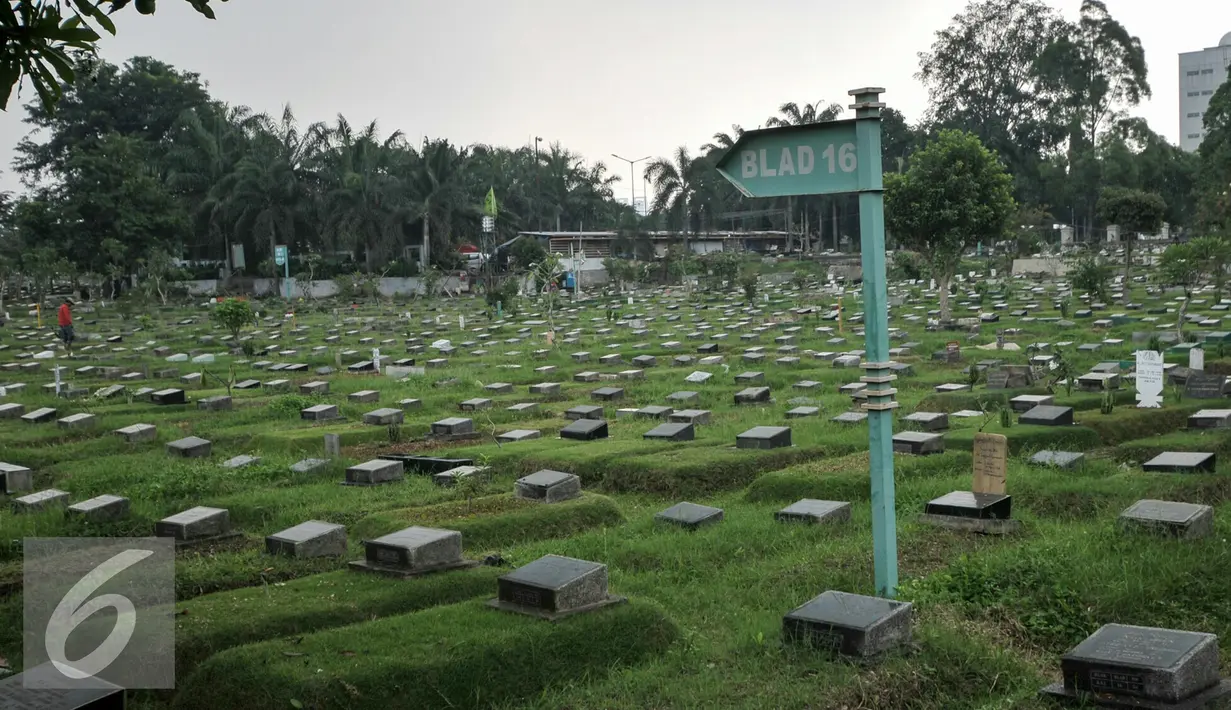Makam di Blok AA I dan Blad 16 TPU Karet Bivak merupakan blok yang sering tergenang air ketika hujan deras, Jakarta, (13/7). Sudin Pertamanan dan Pemakaman Jakpus akan buat ratusan lubang biopori agar makam tidak tergenang. (Liputan6.com/Yoppy Renato)