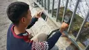 Petugas mengukur kecepatan rata-rata kendaraan dengan alat speed gun di sekitar Gerbang Tol Palimanan, Cirebon, Jawa Barat, Jumat (7/6/2019). Hal itu dilakukan setiap satu jam sekali untuk mengetahui tingkat kepadatan lalu lintas di sepanjang jalur tol Trans Jawa. (Liputan6.com/Immanuel Antonius)