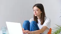 7 Cara Atur Posisi Duduk di Depan Laptop atau Komputer Agar Tak Sakit Leher