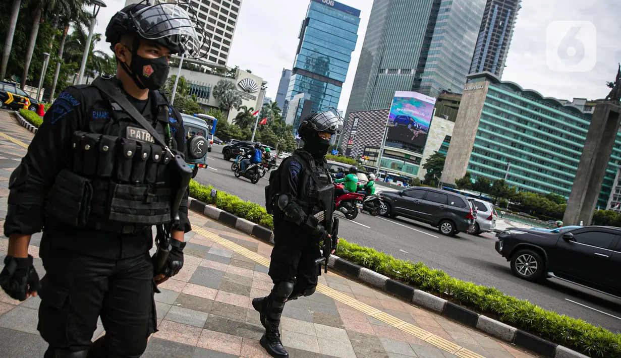 Petugas Brimob Polda Metro Jaya dengan senjata lengkap melakukan patrolI di kawasan Bundaran HI, Jakarta, Kamis (1/4/2021). Pasca penyerangan yang terjadi di Mabes Polri, aparat kepolisian memperketat penjagaan dan pengamanan di ruang publik ibu kota. (Liputan6.com/Faizal Fanani)
