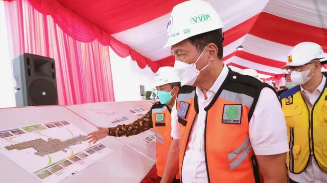Menteri Koordinator Bidang Kemaritiman dan Investasi Luhut Binsar Panjaitan mengecek langsung pembangunan Bandara Dhoho Kediri yang merupakan Proyek Strategis Nasional (PSN). (Dok Kemenko Marves)
