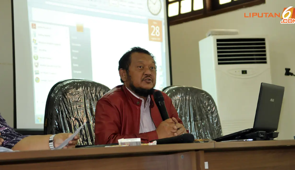 Dalam rapat tersebut Sekretaris KPU Jatim, Jonathan Judianto menyatakan jika semua surat suara telah terdistribusi ke seluruh wilayah Jawa Timur dan siap melaksanakan Pilgub Jatim (Liputan6.com/ Helmi Fithriansyah)