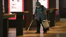 Seorang karyawan yang mengenakan masker membersihkan lantai di stasiun kereta bawah tanah di Tokyo, Kamis (29/7/2021). Tokyo telah melaporkan jumlah tertinggi infeksi virus corona Covid-19 hanya beberapa hari setelah dimulainya Olimpiade. (AP/Eugene Hoshiko)