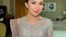 Beby Tsabina tak kalah anggun dengan rambut yang ditata sleek updo dan makeup pinkish yang natural [@bebytsabina]