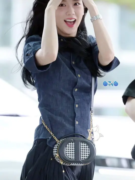 <p>Saat keluar dari mobil, Jisoo disambut angin yang begitu kencang hingga dia harus menjaga poninya agar tak berantakan. Dia memperlihatkan senyuman cerah ke arah kamera. (Foto: Newsen via Instagram/ sooyaaa__)</p>
