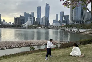 Seorang anak mengambil foto sang ibu di tepi danau Shenzhen Talent Park. (Liputan6.com/Nanda Perdana Putra)