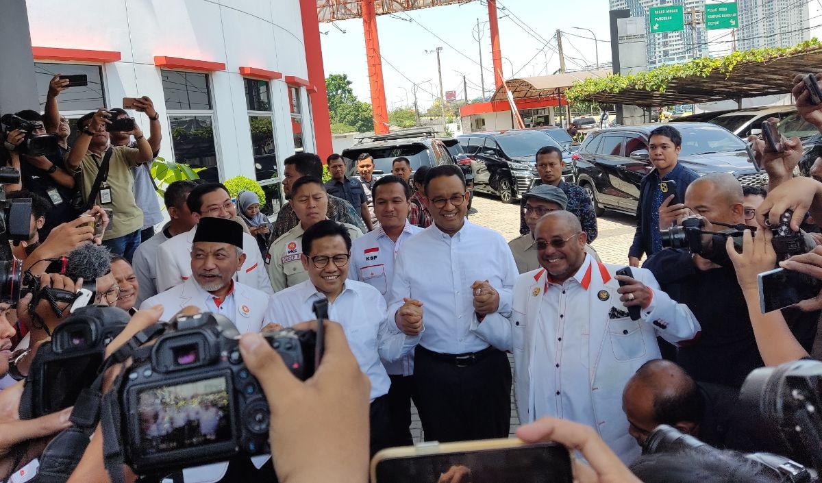 Anies dan Cak Imin kompak mengenakan pakaian seragam. Yaitu kemeja putih dan celana panjang hitam.<br>