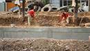 Pekerja menyelesaikan pembuatan turap bermaterialkan ban bekas di Kali Karang Bolong, Ancol, Jakarta, Rabu (4/9/2019). Pembangunan turap yang berpondasi cerucuk dolken dan kaso dengan ketinggian 3,5 meter menggunakan 2.400 ban bekas truk sampah. (Liputan6.com/Immanuel Antonius)