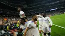 <p>Penyerang Real Madrid, Karim Benzema (tengah) berselebrasi usai mencetak gol lewat titik penalti ke gawang Manchester City pada pertandingan leg kedua semifinal Liga Champions di stadion Santiago Bernabeu, Spanyol, Kamis (5/5/2022). Madrid menang atas City 3-1 dan lolos ke babak final dengan agregat, 6-5, atas The Citizens. (AP Foto/Manu Fernandez)</p>