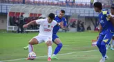 Pemain depan Liga Indonesia All Star, Eksel Timothy Joseph Runtukahu (kiri) berebut bola dengan pemain Areman FC pada lanjutan pertandingan Grup A Piala Persiden 2025 di Stadion Si Jalak Harupat, Bandung, Jawa Barat, Selasa (8/7/2025) sore WIB. (Foto: Tim Media Piala Presiden)
