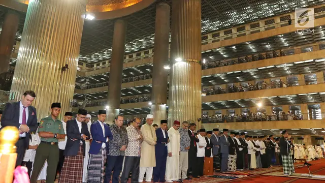 Ditemani Iriana dan Kaesang, Presiden Jokowi Salat Id di Masjid Istiqlal