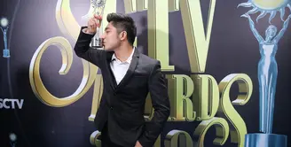 Riza Syah DI SCTV Awards 2019 di studio 6 EMTEK, Daan Mogot, Jakarta Barat, Jumat (29/11/2019). (Adrian Putra/Fimela.com)