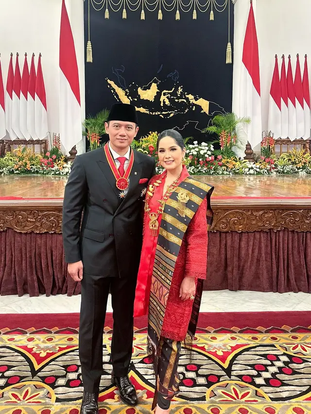 6 Gaya Annisa Pohan Kenakan Kebaya dan Ulos Pemberian Mendiang Ani Yudhoyono saat Dampingi AHY Terima Penghargaan di Istana Merdeka