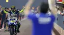 Selebrasi Valentino Rossi saat memastikan diri finis di podium pertama GP Qatar (REUTERS/Fadi Al-Assaad)