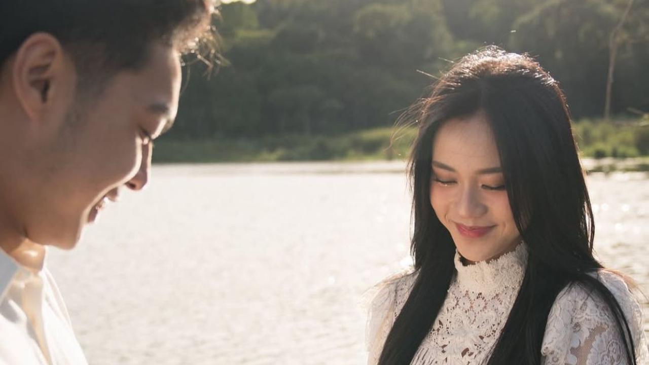 7 Potret Momen Manis Jessica Jane Dilamar Kekasih di Tanggal yang Tak Terduga