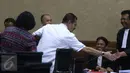 Gamawan Fauzi bersalaman dengan tim kuasa hukum usai menjadi saksi dalam sidang perkara dugaan korupsi proyek e-KTP di Pengadilan Tipikor Jakarta, Kamis (16/3). (Liputan6.com/Helmi Afandi)