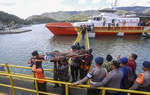 Tim SAR Gabungan Selamatkan Ratusan Penumpang KMP Putri Yasmin di Selat Lombok