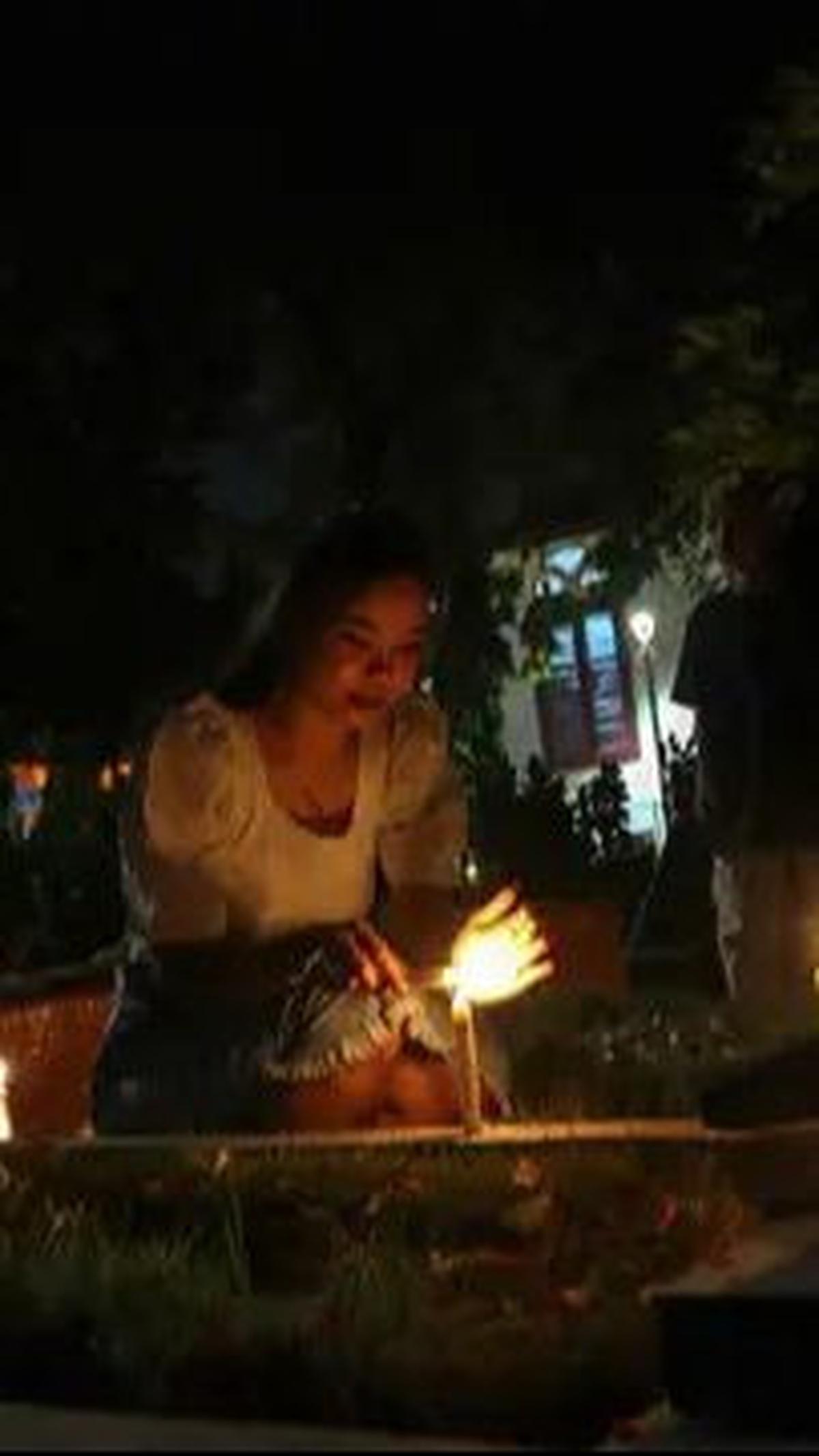 Warga keturunan Portugis menyalakan lilin saat melakukan ziarah ke makam leluhur mereka pada malam Natal di kompleks Gereja Protestan Indonesia Barat (GPIB) Tugu, Semper Barat, Cilincing, Jakarta Utara, Minggu (24/12/2023).