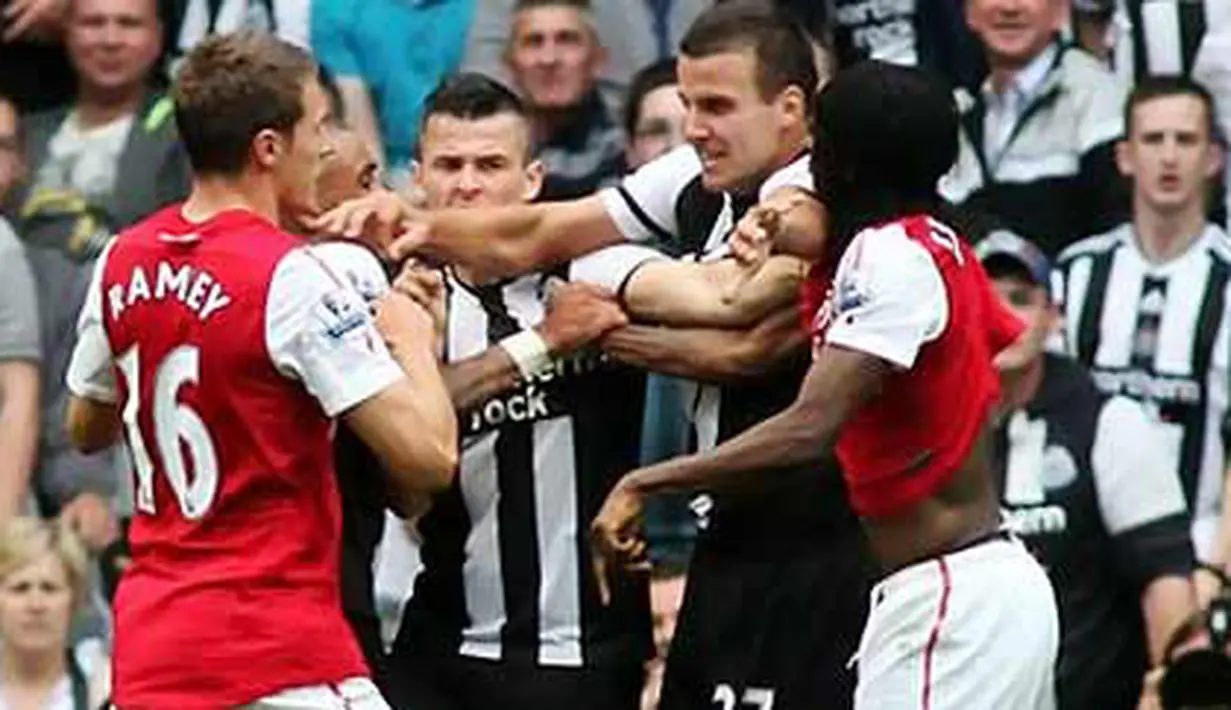 Striker Arsenal Gervinho (paling kiri) berseteru dengan gelandang Newcastle United dalam lanjutan Liga Premier di St James Park, 13 Agustus 2011. AFP PHOTO/IAIN BUIST