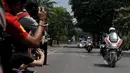 Petugas kepolisian mengawal iring-iringan ambulans yang membawa jenazah Duo Bali Nine, Andrew Chan dan Myuran Sukumaran ke tempat persemayaman di Rumah Duka Abadi, Jakarta, Rabu (29/4/2015). (Liputan6.com/Johan Tallo)