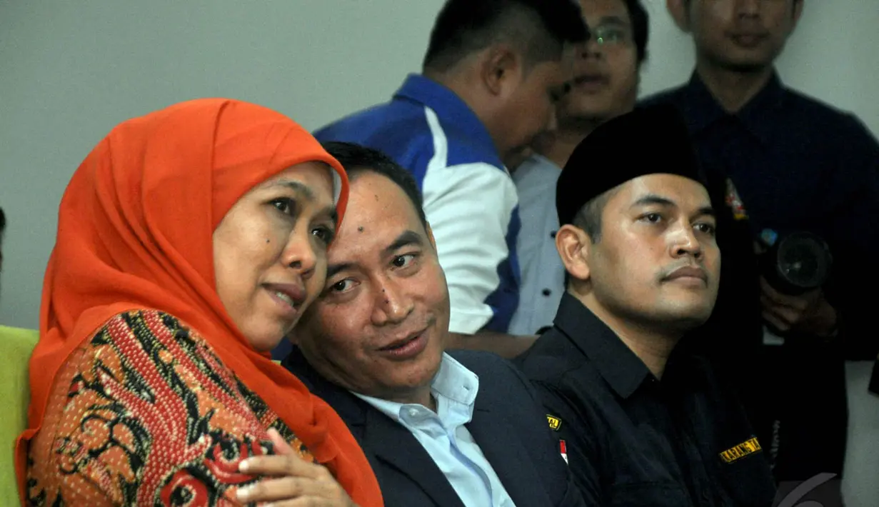 Menteri Sosial Khofifah Indar Parawansyah (kiri) saat menghadiri Temu Karya Nasional VII Karang Taruna di Jakarta, Rabu (20/5/2015). Pemerintah menargetkan menurunkan kemiskinan yang saat ini 10,96 persen menjadi 7 persen. (Liputan6.com/Helmi Afandi) 