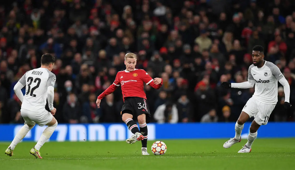 Donny van de Beek. Gelandang serang yang tampil penuh selama 90 menit ini tidak cocok dengan skema permainan yang diterapkan Ralf Rangnick. Ia lebih banyak melakukan sentuhan dan memperlambat tempo permainan. Gol penyeimbang Young Boys pun lahir dari kesalahannya. (AFP/Paul Ellis)