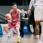 Aksi pemain West Bandits Widyanta Putra Teja pada laga IBL melawan Hawks (dok IBL)