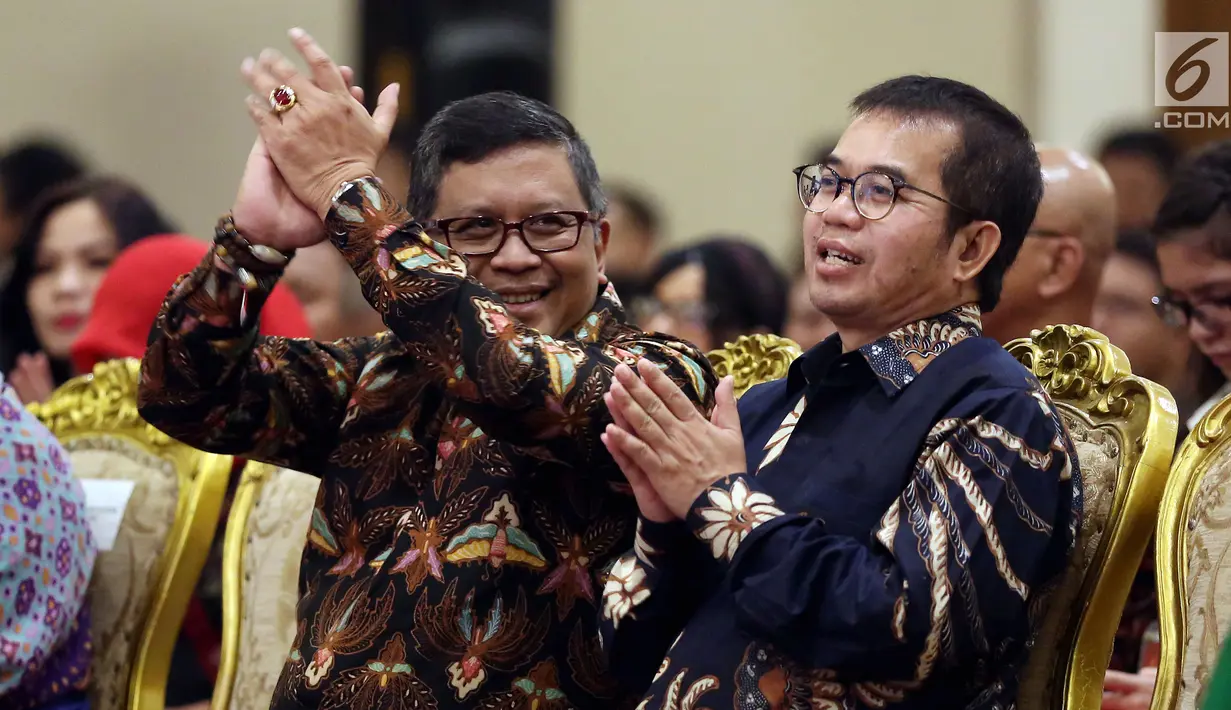 Sekertaris Jenderal Partai PDI Perjuangan Hasto Kristiyanto (kiri) bersama Ketua UKP-PIP Yudi Latif (kanan) menghadiri acara Simposium Nasional di Jakarta, Senin (14/8). (Liputan6.com/Johan Tallo)