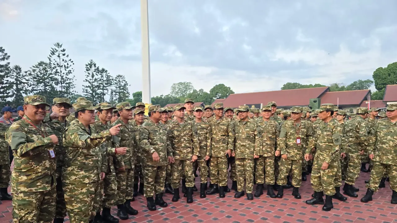Presiden Prabowo Subianto bersama Para Menteri Kabinet Merah Putih di Akmil, Magelang.