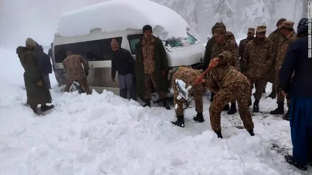 Pasukan tentara ambil bagian dalam operasi penyelamatan terdampak badai salju di Murree, Pakistan. (Inter-Services Public Relations)