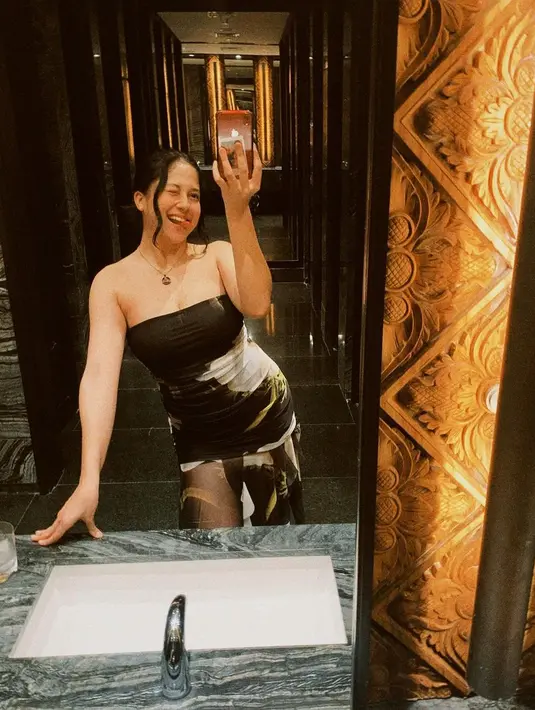 Mini dress ini memiliki aksen rumbai di sebelah kiri dengan ripped stocking hitam [@sithamarino]