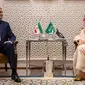 Menlu Iran Hossein Amir-Abdollahian dan Menlu Arab Saudi Pangeran Faisal bin Farhan saat bertemu di Riyadh, Kamis (17/8/2023). (Dok. Abdulrahman al-Abdulsalam/AP)