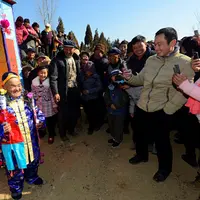 Zhang Deyang, kakek yang tidak pernah menikah dan tidak punya anak ini bikin pemakamannya sendiri dan mengundang sanak saudara. 