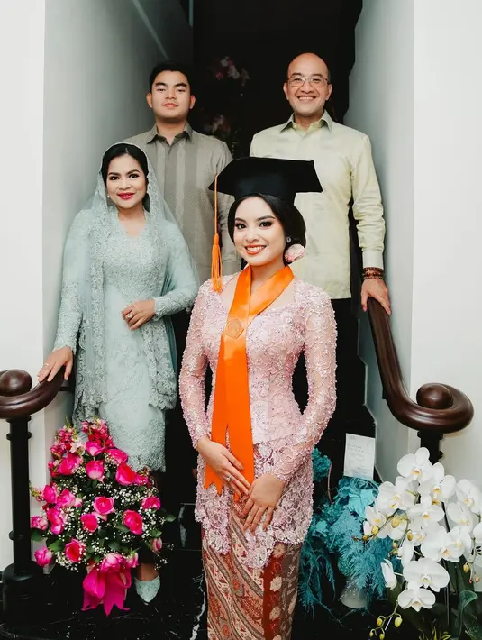 Sementara rambutnya ditata bergaya sanggul klasik dan dihiasi bunga pink yang senada dengan kebayanya. [@syandria]