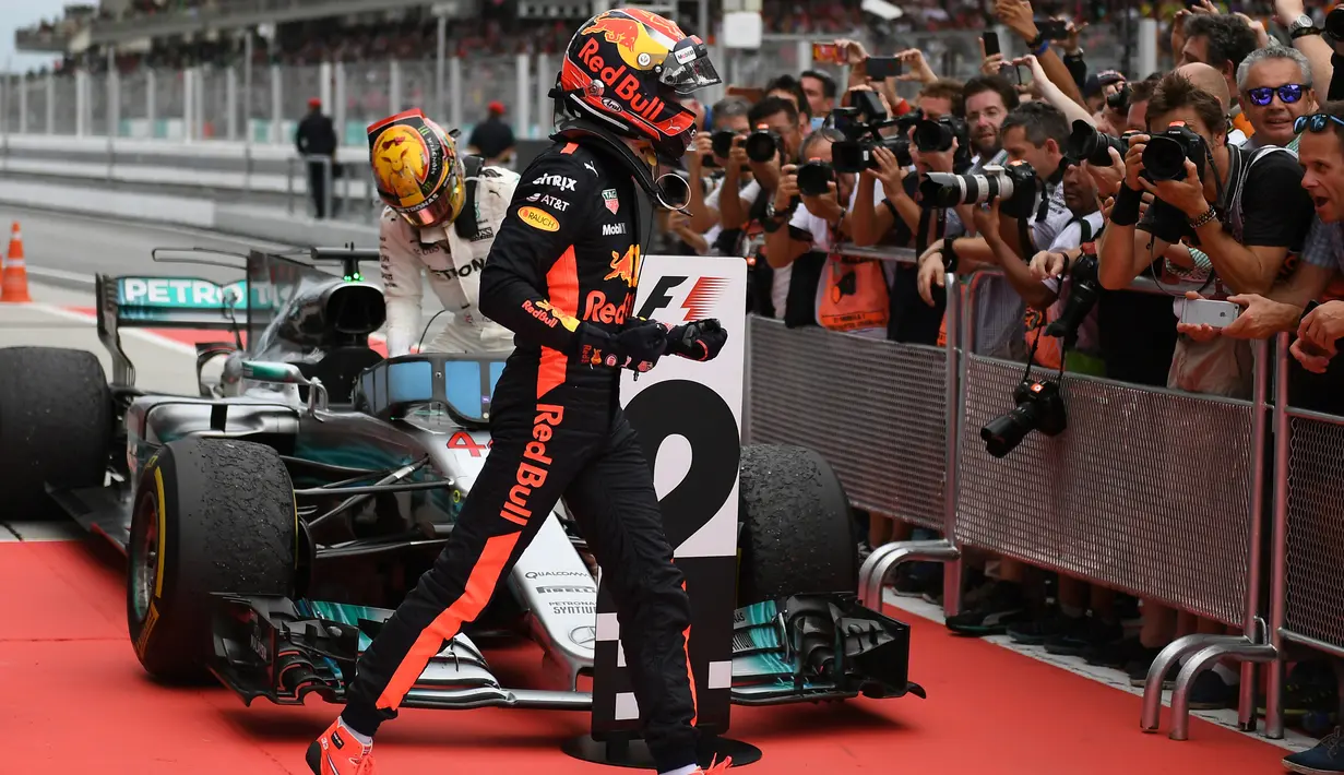 Pembalap Red Bull asal Belanda, Max Verstappen merayakan kemenangan dengan media Formula 1 Grand Prix Malaysia di Sepang, Minggu (01/10) (AFP PHOTO / MOHD RASFAN)