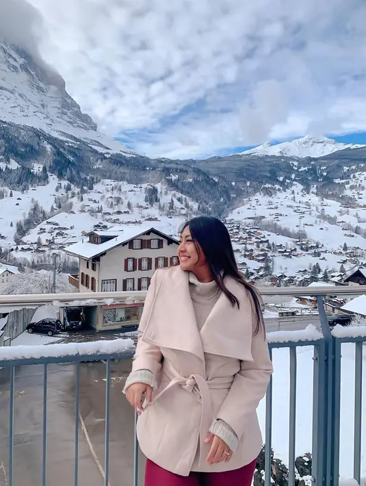 Kerap menjalani liburan, Ayu Anjani tampil stylish dengan busana musim dingin saat berada di Swiss. Pada waktu itu perusahaan suaminya tersebut tengah mempromosikan wisata ke luar negeri. Salah satu destinasi wisata andalannya ialah Turki. (Liputan6.com/IG/@real.ayuanjani)