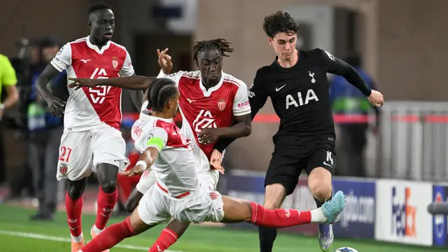 Pemain Tottenham, Archie Gray (kanan), mendapat tekanan dari pemain Monaco, Thilo Kehrer