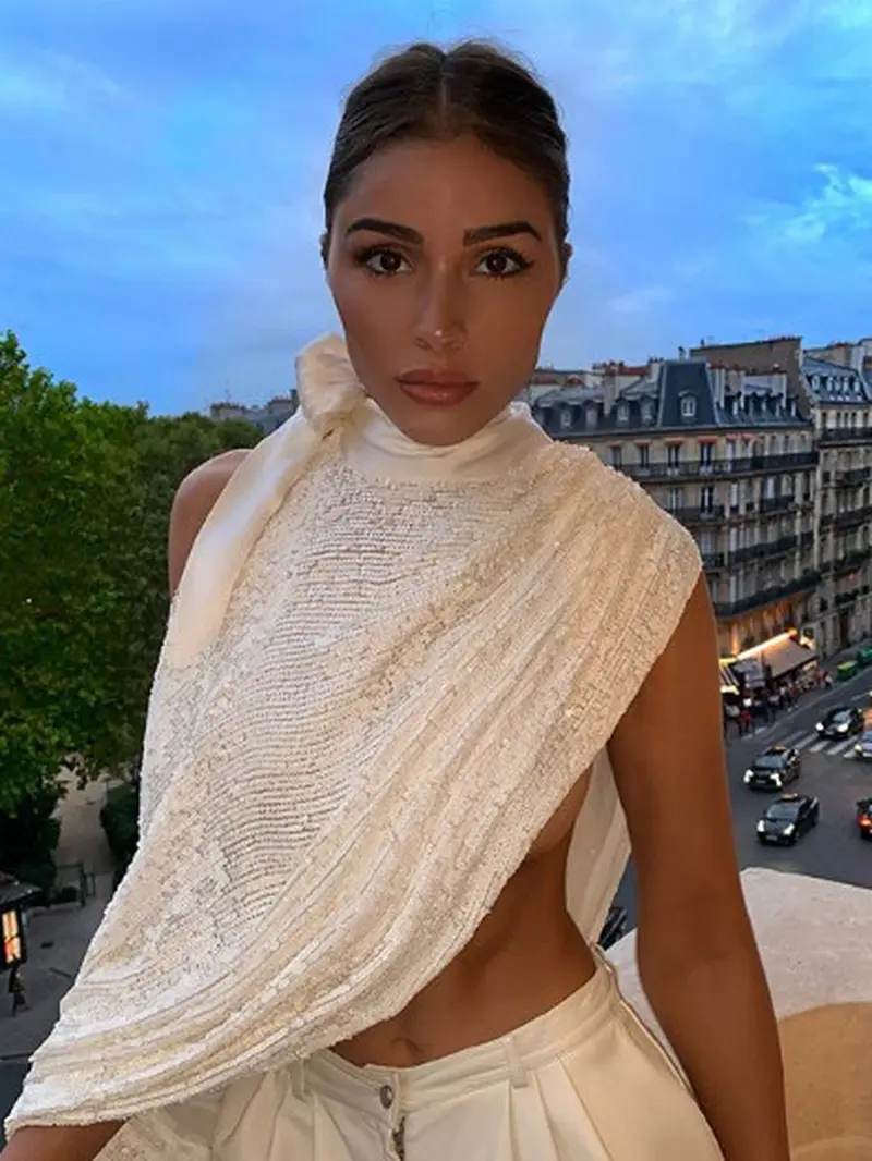 Olivia Culpo Tampil Mahal di Paris Fashion Week