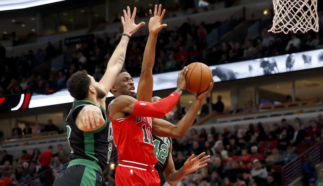 Pemain Chicago Bulls, David Nwaba (11) mencoba melewati adangan pemain Boston Celtics pada lanjutan NBA basketball game di United Center, Chicago, (11/12/2017). Bulls menang 108-85. (AP/Charles Rex Arbogast)