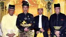 Presiden Joko Widodo foto bersama dengan Sultan Deli, Tuanku Mahmud Lamantjiji Perkasa Alam dan Pemangku Sultan Deli Tengku Hamdy Osman Delikhan Al-Haj di Istana Maimoon, Minggu (6/10). (Liputan6.com/HO/Biropers)