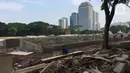 Pekerja menyelesaikan pembangunan proyek revitalisasi Taman Monumen Nasional (Monas) di Jakarta, Sabtu (18/1/2020). Proyek revitalisasi Taman Monas membuat 190 pohon di lokasi tersebut ditebas habis. (Liputan6.com/Immanuel Antonius)