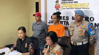 Vadel Badjideh di Polres Metro Jakarta Selatan saat polisi merilis perkara kasus yang membuatnya ditetapkan sebagai tersangka atas laporan Nikita Mirzani. (Dok. via M. Altaf Jauhar)