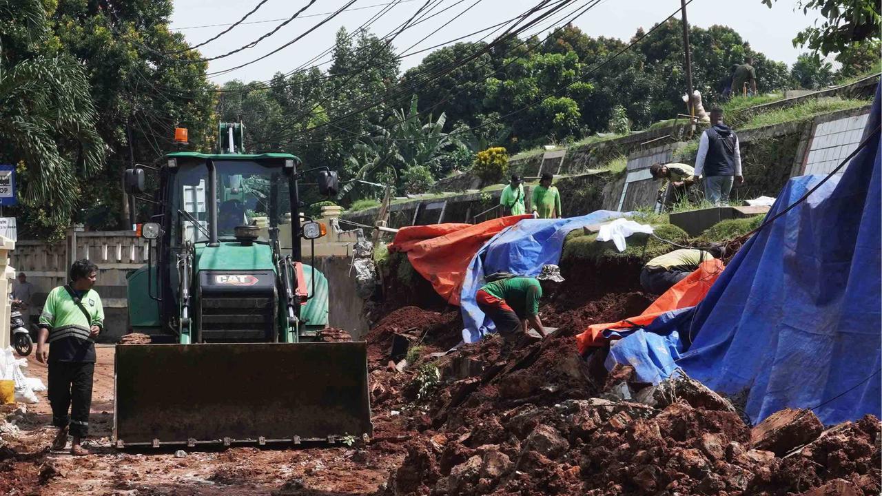 FOTO: Perbaikan Tembok Roboh di TPU Jeruk Purut