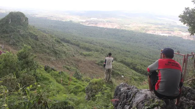 Bukit Pencu, salah satu tempat wisata alam populer yang terletak di jajaran Pegunungan Kendeng.