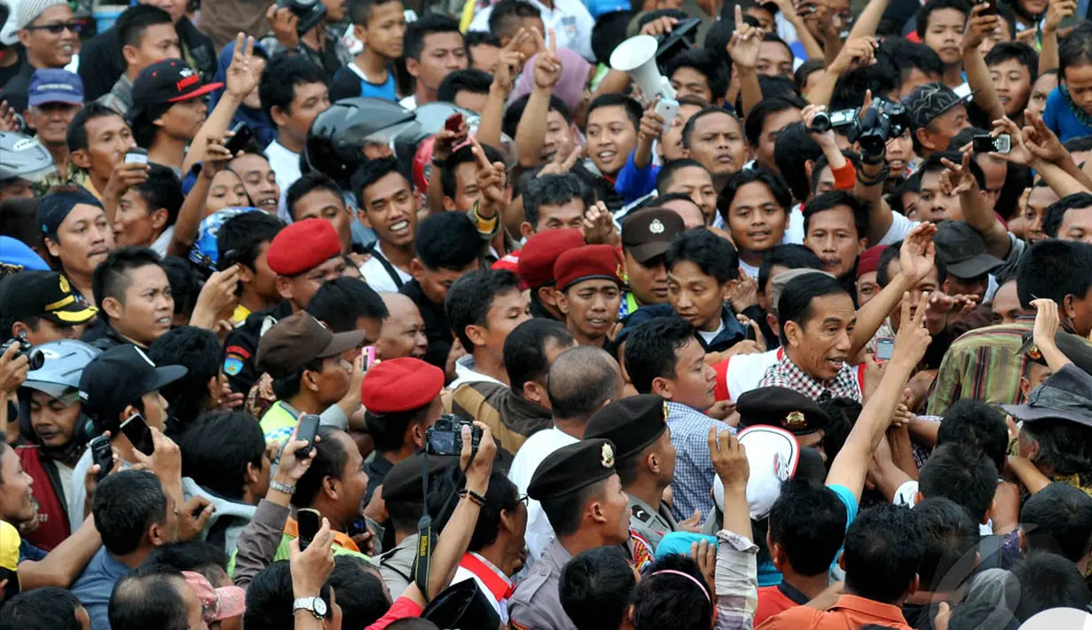 Suasana Pasar Kajen pun langsung diliputi euforia menyambut Gubernur DKI Jakarta nonaktif itu. Teriakan "Hidup Jokowi" serentak keluar dari ribuan mulut mengiringi Jokowi sampai ke dalam pasar,(Liputan6.com/Herman Zakharia)