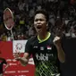 Tunggal putra Indonesia, Anthony Sinisuka Ginting, melakukan selebrasi usai menaklukkan wakil Denmark, Anders Antonsen, pada laga final Daihatsu Indonesia Masters 2020 di Istora, Jakarta, Minggu (19/1). Anthony Ginting menang 17-21, 21-15, dan 21-9. (Bola.com/M Iqbal Ichsan)