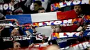Suporter Lyon bersemangat memberikan dukungan kepada timnya saat bertandang ke Turin pada laga grup H Liga Champions di Juventus stadium, Turin, (2/11/2016). Lyon bermain imbang 1-1 melawan Juve. (AFP/Marco Bertorello)