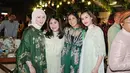 Selanjutnya, ada Ayana Moon yang mengenakan one set batik warna hijau emerald dipadukan dnegan hijab segi empat warna krem. Di samping Ayana, ada Gya dengan dress warna hijau mint-nya, serta Caca Tengker dengan dress berhias bordir nuansa hijau emerald-gold. [@aaliyah.massaid].
