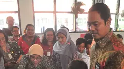 Wali Kota Semarang Hendrar Prihadi memberikan penghargaan dan sepeda gunung untuk Daffa Farros Oktoviarto di SD Kalibanteng 01, Semarang, Rabu (20/4). Daffa menjadi perbincangan karena aksinya menghadang pengendara yang melintas di trotoar. (Foto: Gholib)