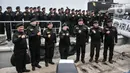 Kepala Staf Angkatan Laut (Kasal) Laksamana TNI Yudo Margono didampingi Ketua DPR RI Puan Maharani, anggota BPK RI Adhi Suryadyana, Kapolri Jenderal Pol Listyo Sigit Prabowo, Kepala Staf Angkatan Darat (Kasad) Jenderal TNI Dudung Abdurachman, Kasau Marsekal TNI Fadjar Prasetyo, dan Wakasal Laksamana Madya TNI Ahmadi Heri Purwono saat foto bersama usai penyematan brevet Hiu Kencana di kapal selam KRI Alugoro-405, Dermaga 100, Tanjung Priok, Jakarta Utara, Senin (28/11/2022). (merdeka.com/Iqbal S Nugroho)